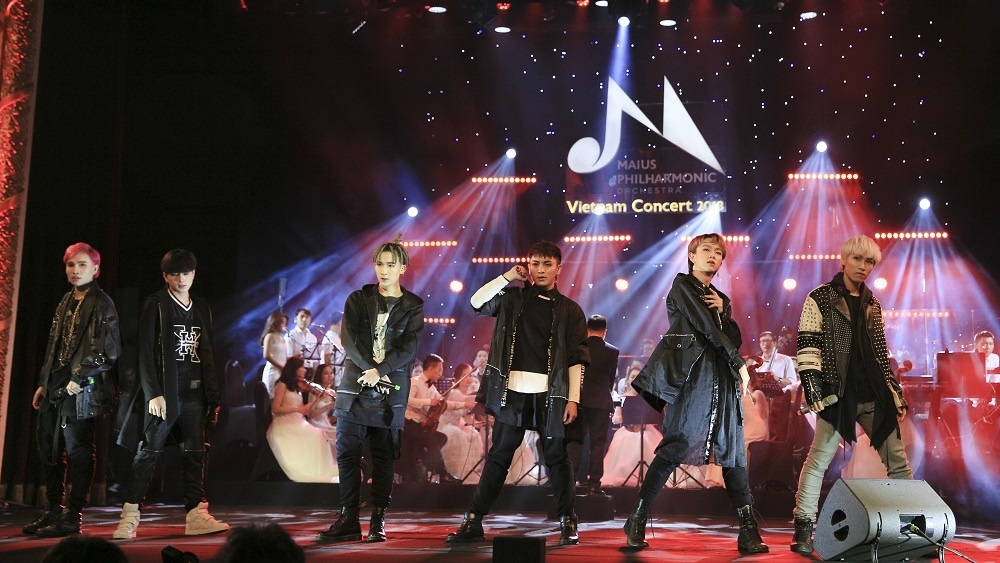 Man trinh dien lac long voi dan nhac cua nhom Zero 9 hinh anh