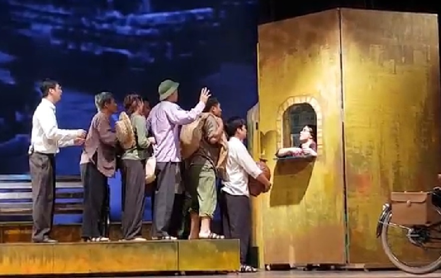 Canh chen lan, xo day mua ve trong kich 'Ngoi nha trong thanh pho' hinh anh