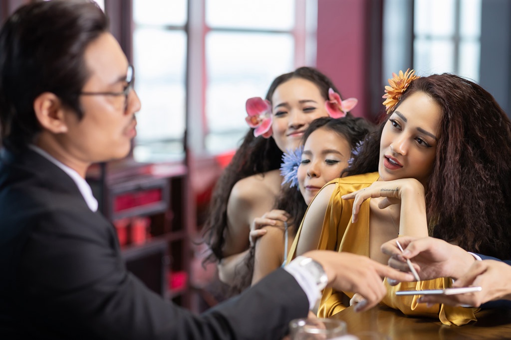 huấn luyện viên có ca khúc thô tục ảnh 1 huan luyen vien co ca khuc tho tuc anh 1