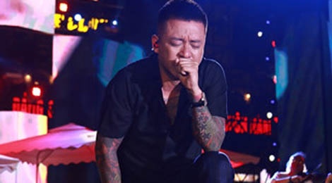 Tuan Hung khoc truoc 10.000 khan gia trong live show 20 nam ca hat hinh anh