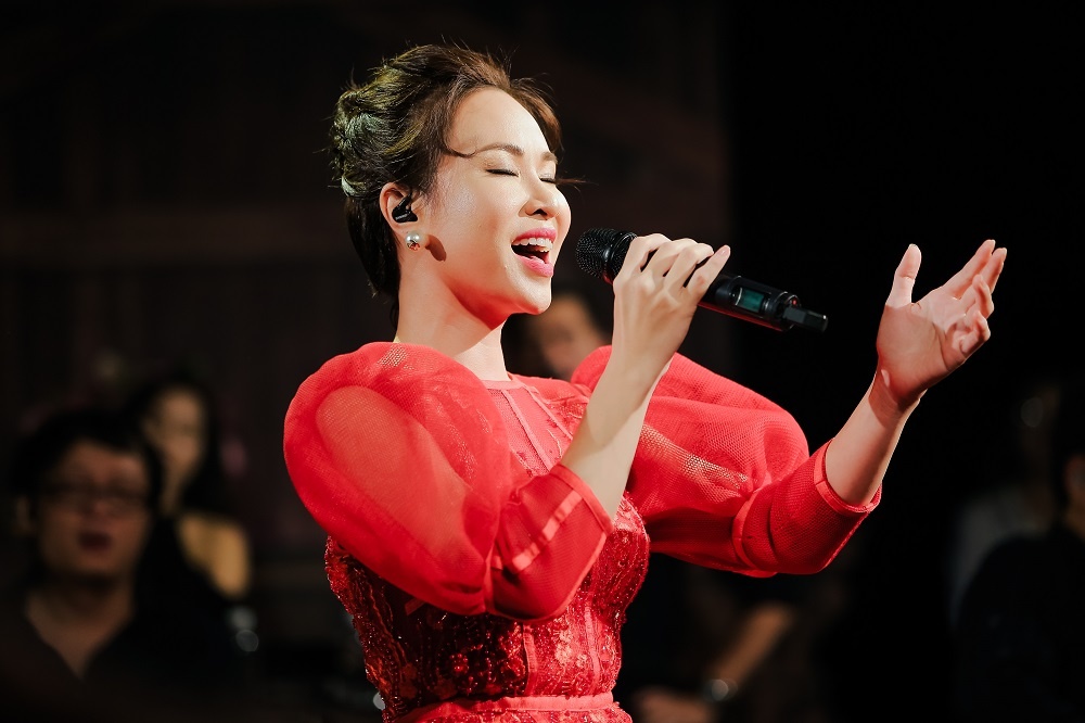 Uyen Linh: 'Mua duoc nha nho bai hat Cho nguoi noi ay' hinh anh