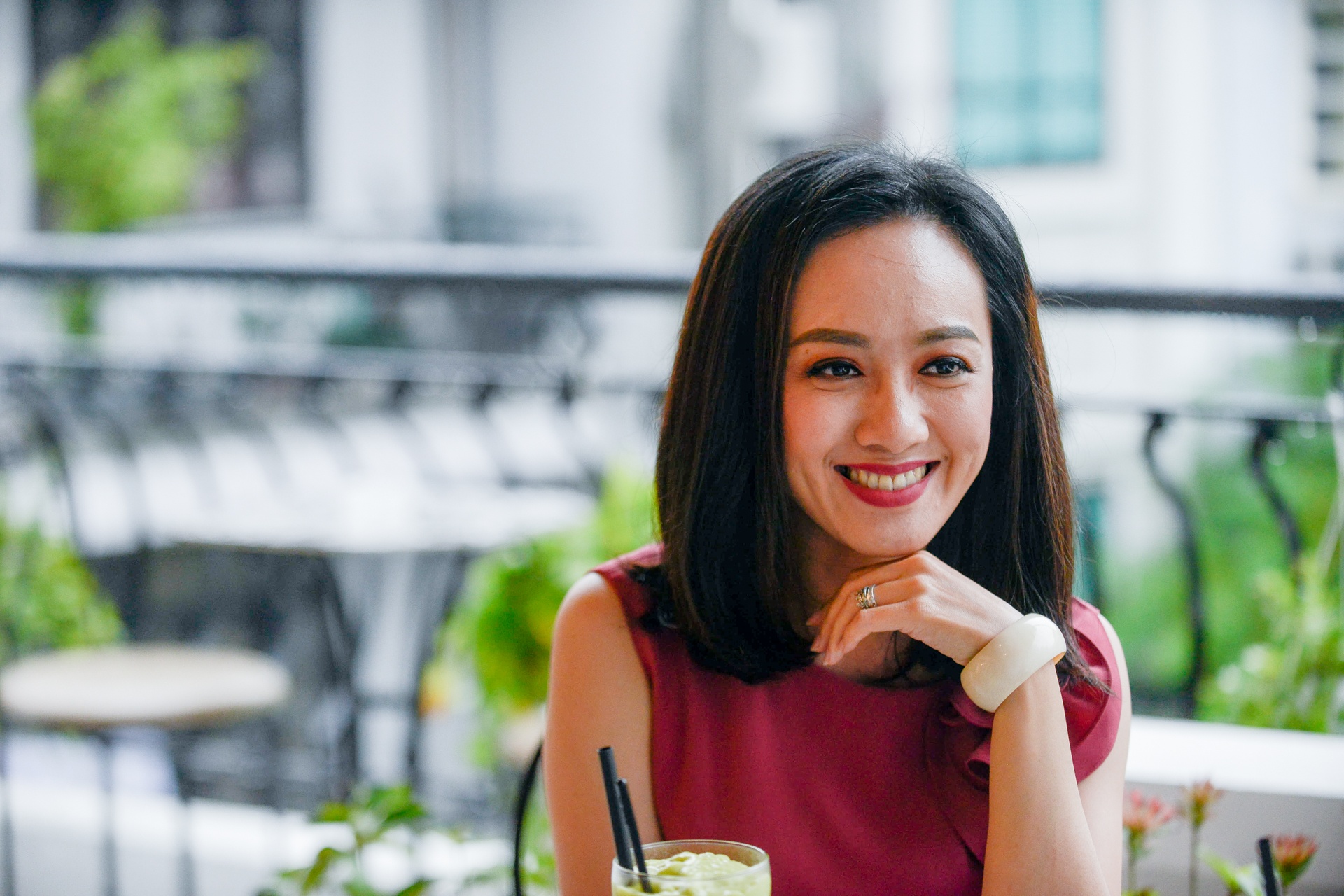 Hoai Anh cua Thoi su VTV: 'Thach thuc cua toi la so khan gia chan' hinh anh