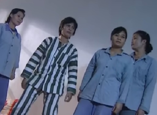 Canh phim 'chi dai' danh nhau trong tu gay chu y tro lai hinh anh