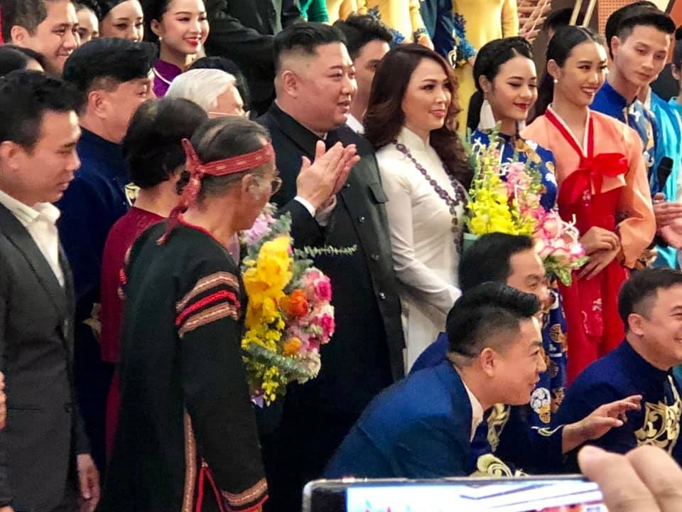 duoc ong Kim Jong Un tang hoa anh 1