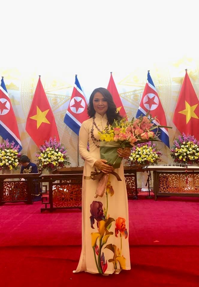 duoc ong Kim Jong Un tang hoa anh 2