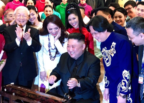 Chu tich Kim Jong Un hao hung thu choi dan bau hinh anh