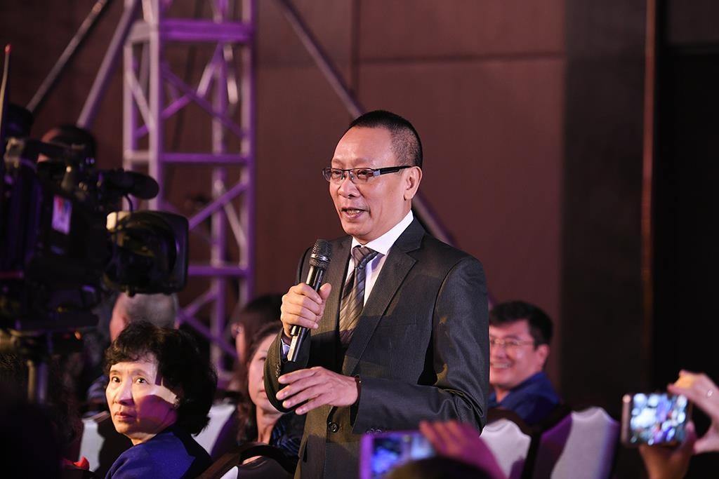 Lai Van Sam bi che anh anh 1