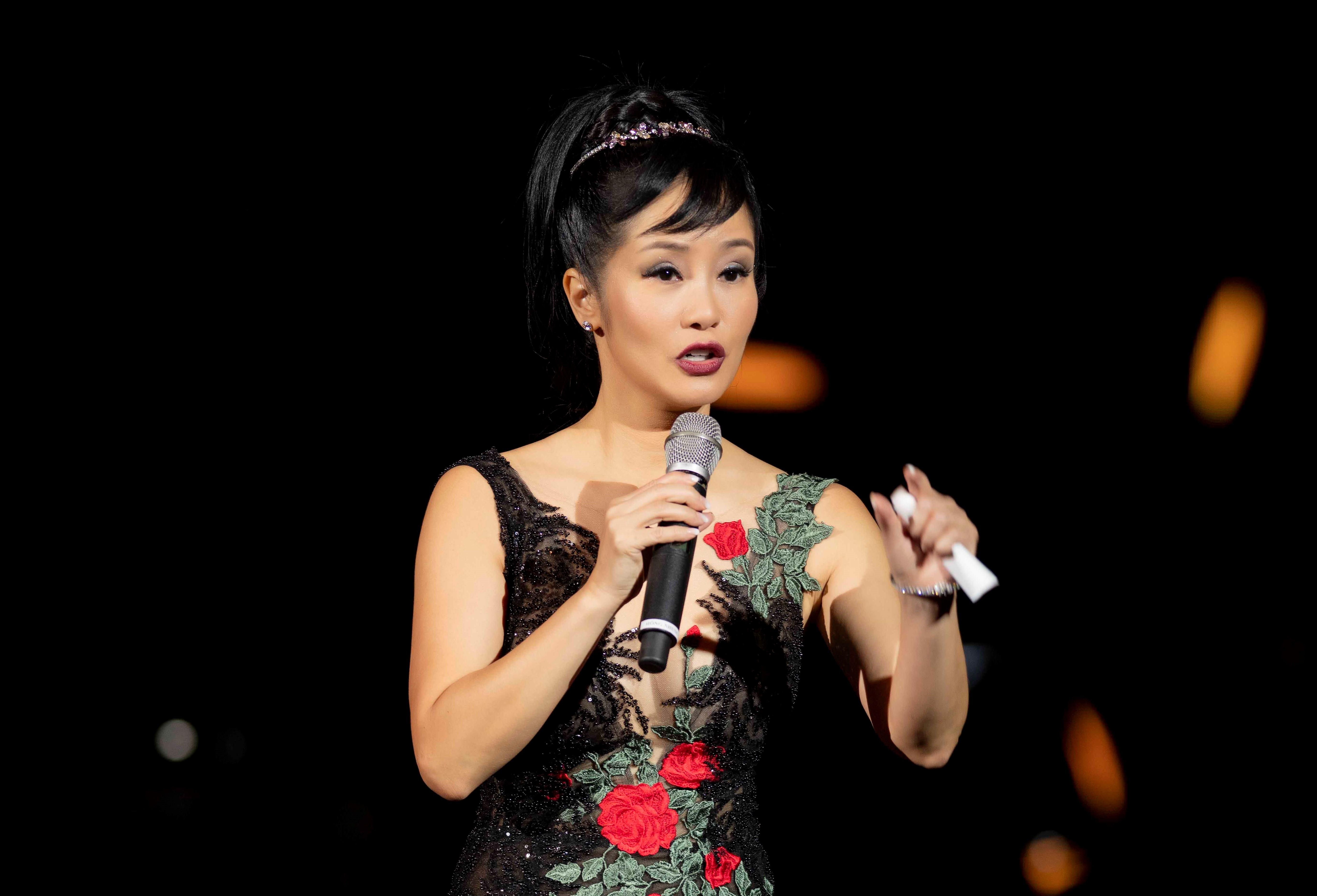 'Hong Nhung noi cai gi cung tinh toan, khien quy khoc than sau' hinh anh