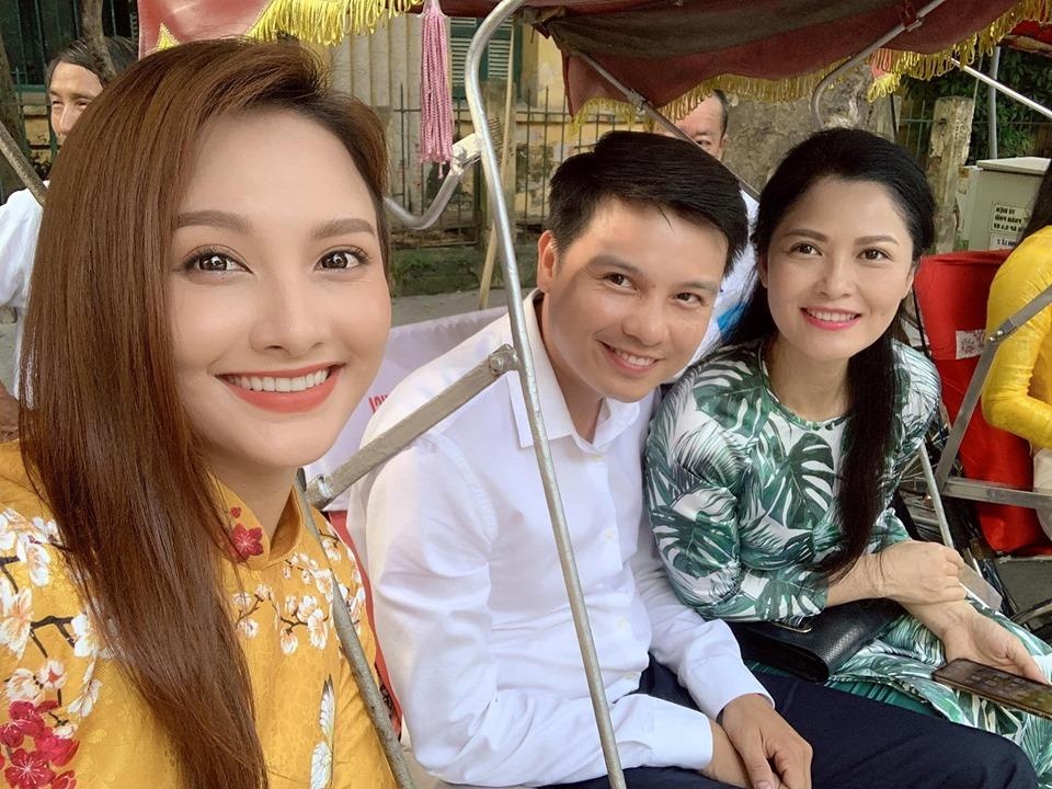 Bao Thanh, Phuong Oanh cung dien ao dai dieu hanh tai pho di bo hinh anh