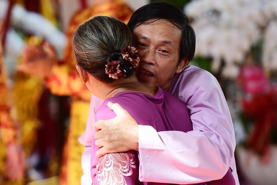 Khi Hoai Linh noi voi ke gian o ngay gio To: 'Thoi tha cho ba con di' hinh anh