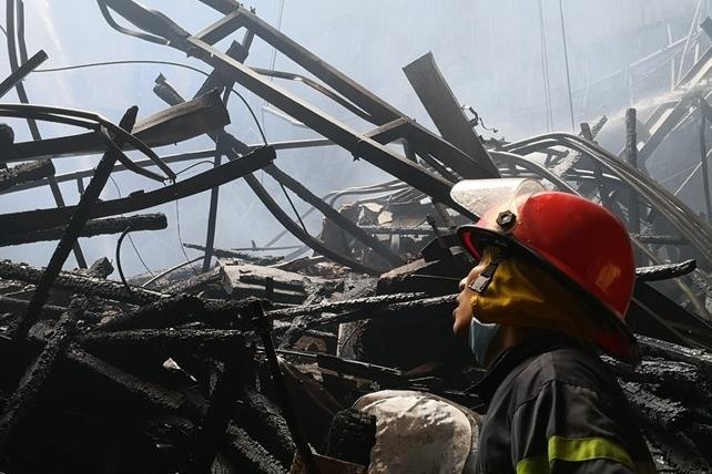 Gioi nghe si bang hoang khi Cung Viet Xo chay, mai vom san khau sap hinh anh