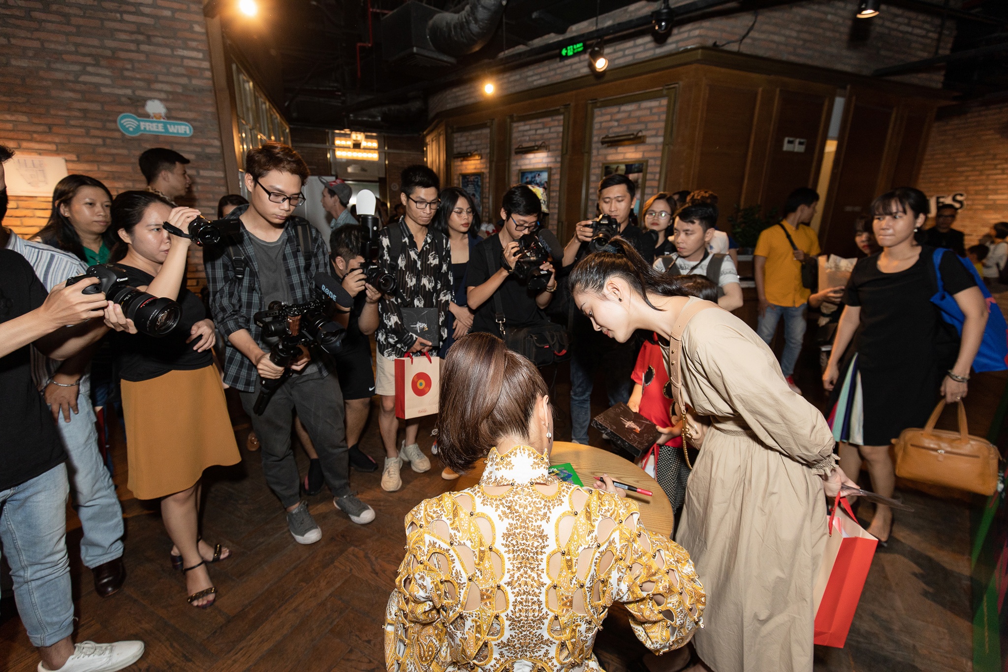 Hoang cua Hoang Thuy Linh anh 7