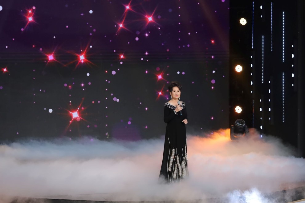 nhom May trang hoi ngo anh 2