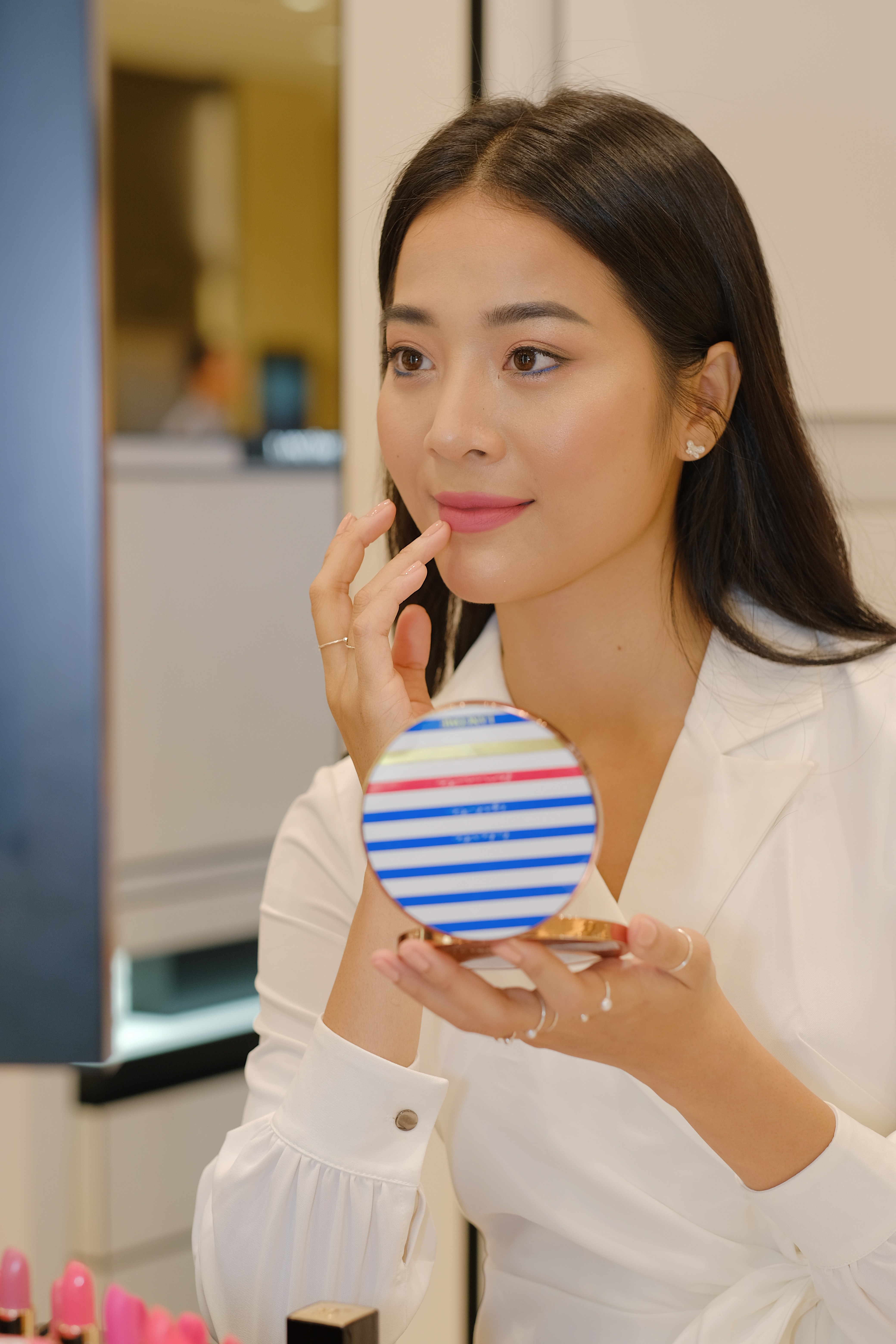 nu chinh MV Huong Giang anh 4