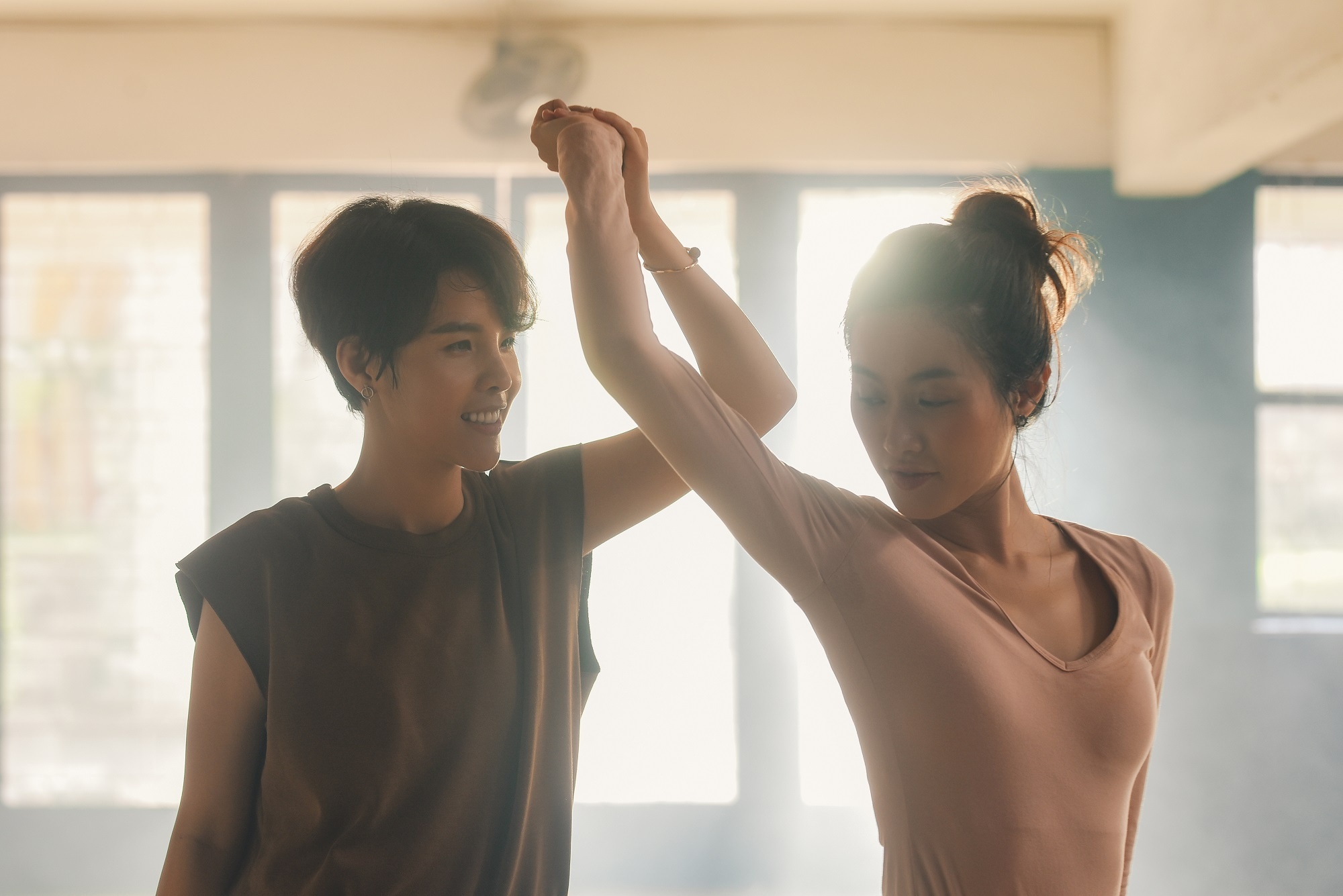 Vu Cat Tuong khoc trong MV anh 3