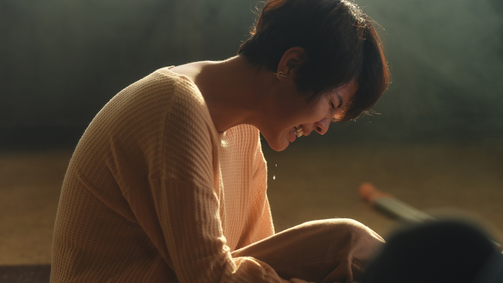 Vu Cat Tuong khoc trong MV anh 2