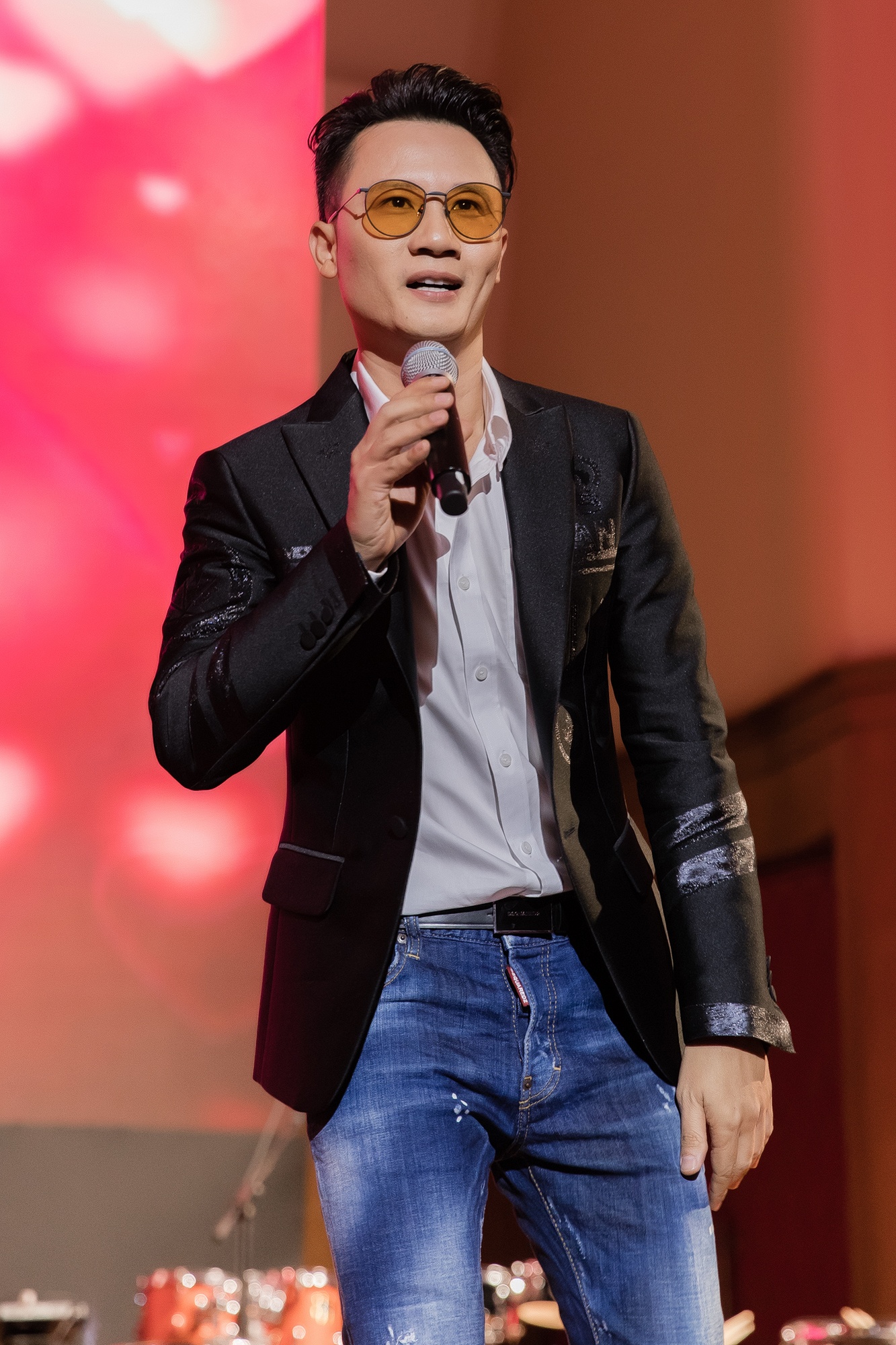 Hoang Bach lap ban nhac moi anh 2