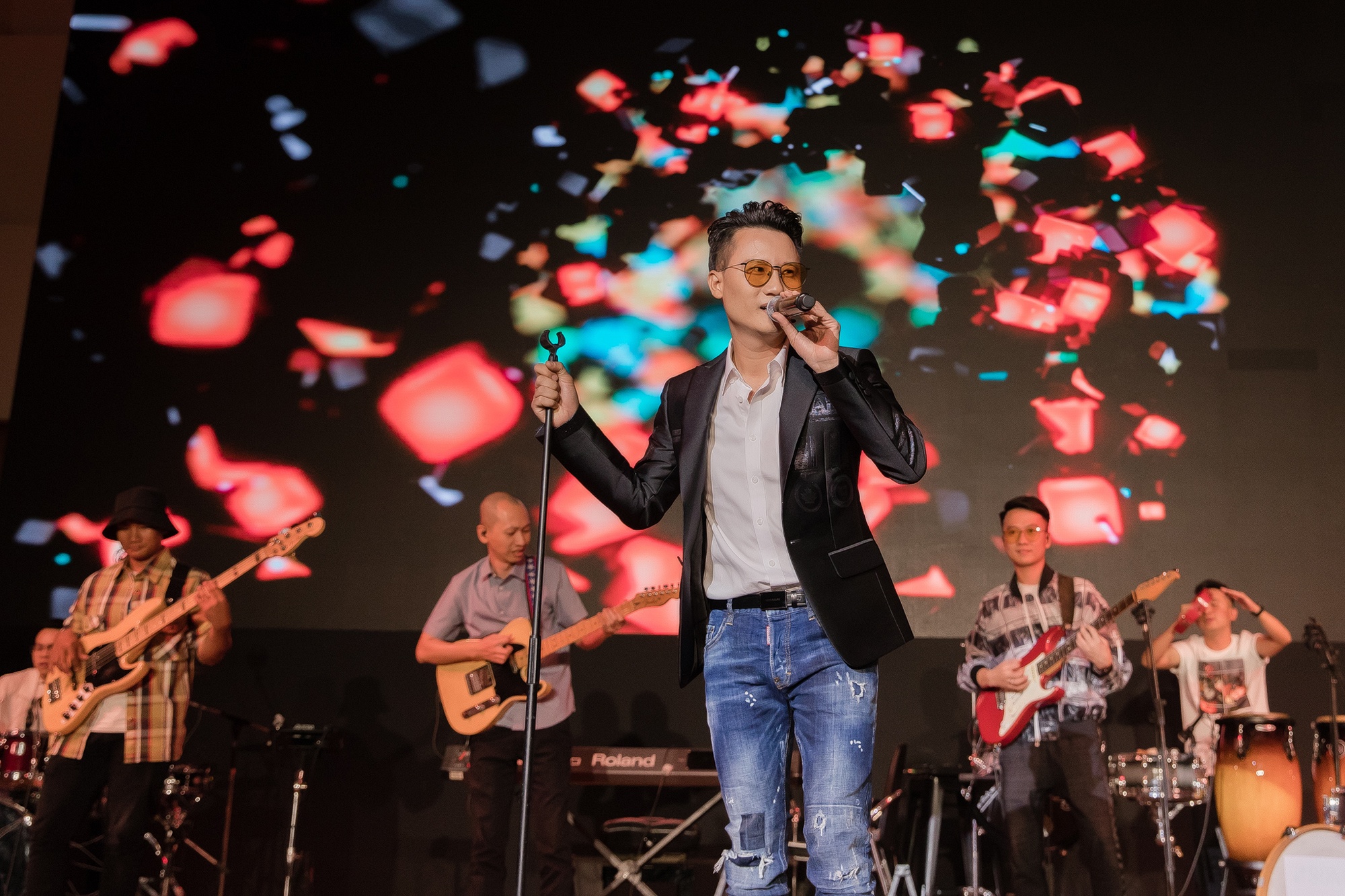 Hoang Bach lap ban nhac moi anh 1