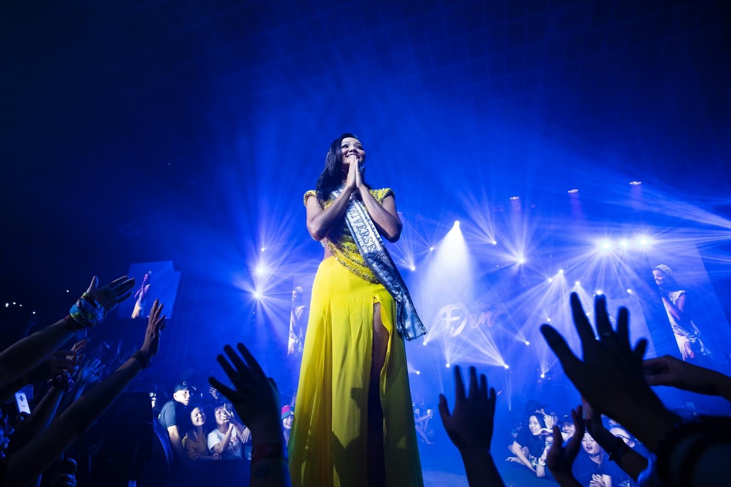 Hoa hau H'Hen Nie xuat hien trong live show cua Den hinh anh