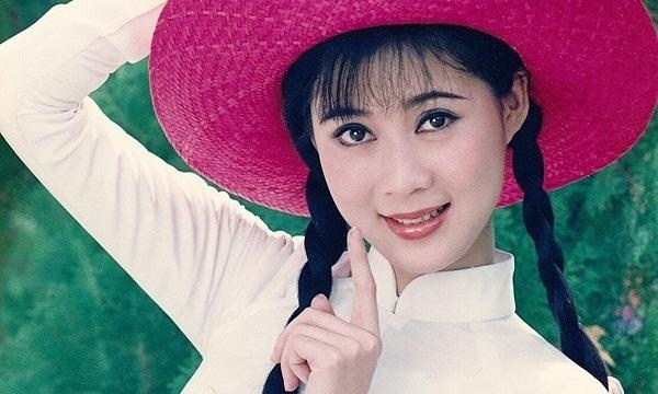 Hau truong buoi chup anh cua Diem Huong nam 1990 hinh anh