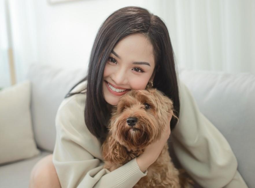 Miu Le khoe giong hat live hinh anh