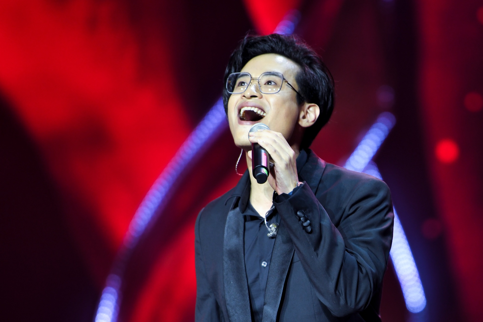 Khi Ha Anh Tuan ‘hat ke’, Thu Phuong khoc hinh anh