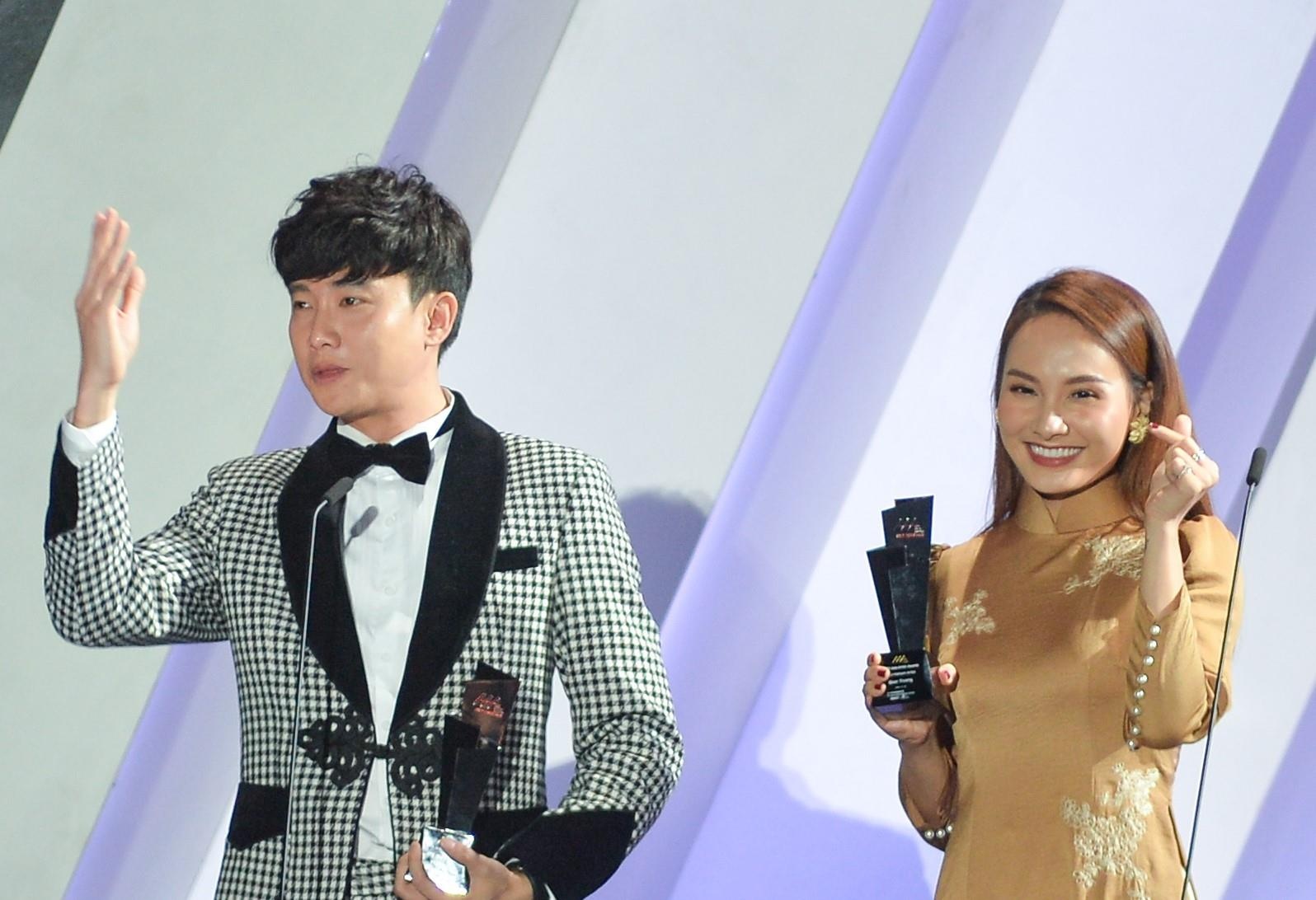 Bao Thanh khoc khi nhan giai AAA cung Quoc Truong hinh anh