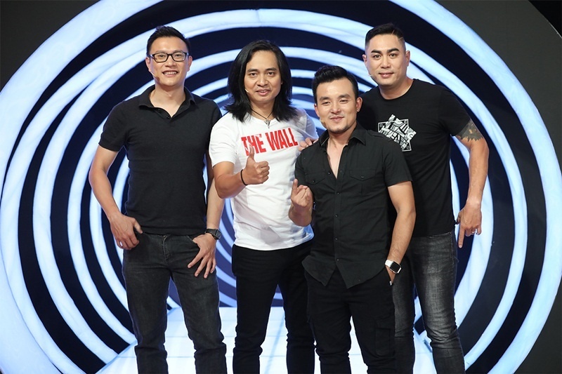 Buc Tuong luon mang theo micro cua Tran Lap de tuong nho hinh anh