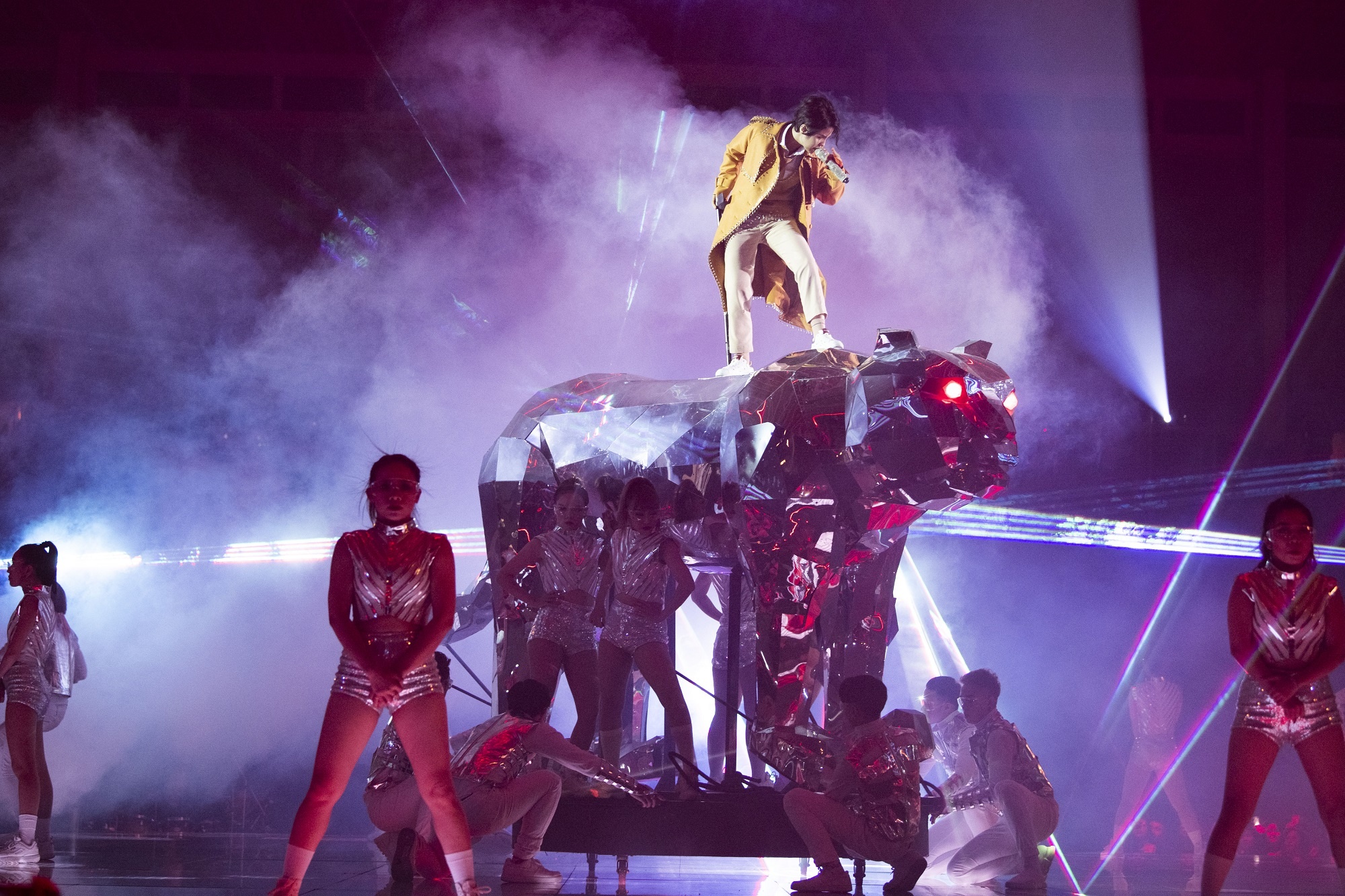 Vu Cat Tuong nga anh 1