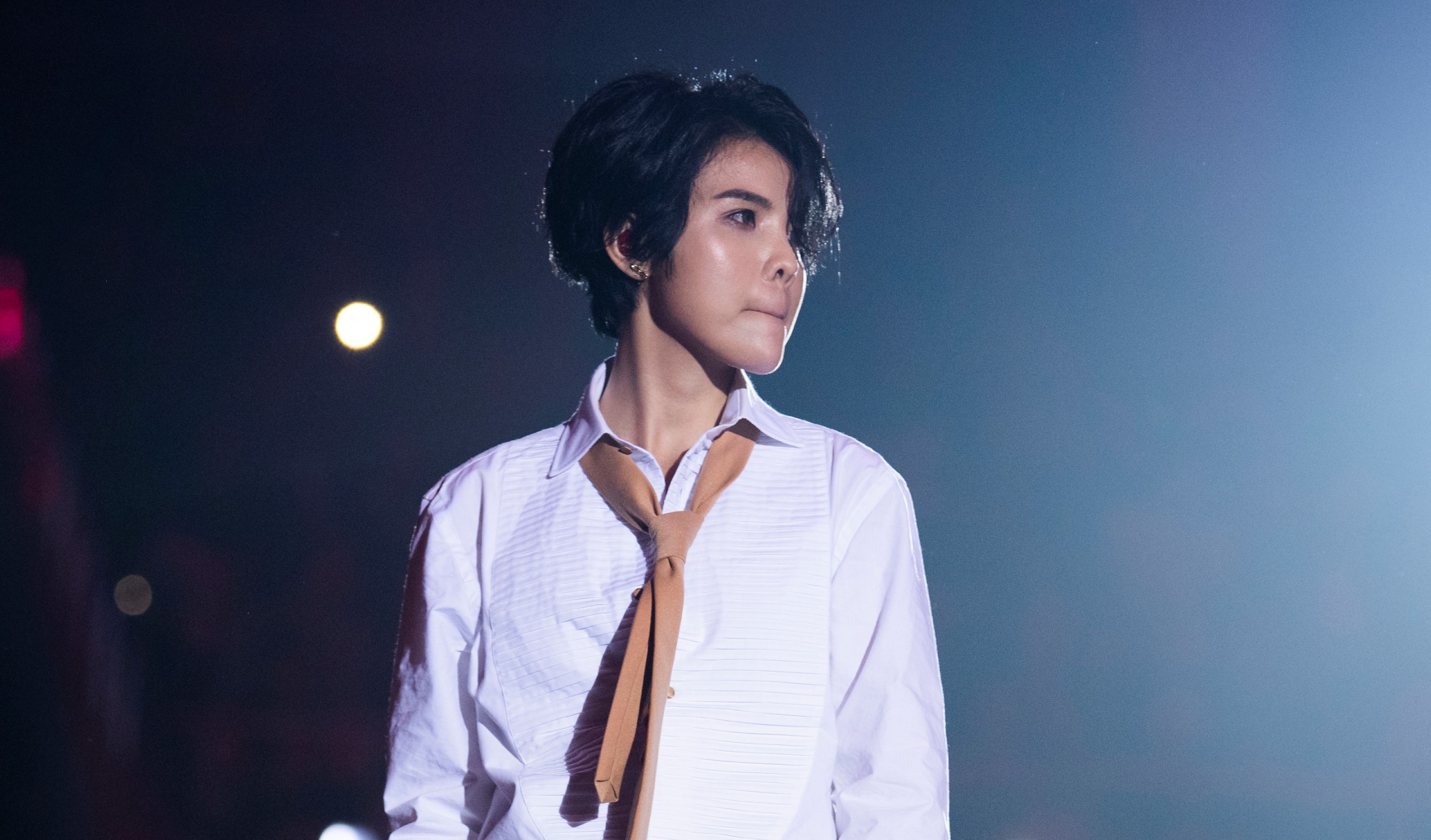 Vu Cat Tuong nga tu san khau cao 1,2 m hinh anh