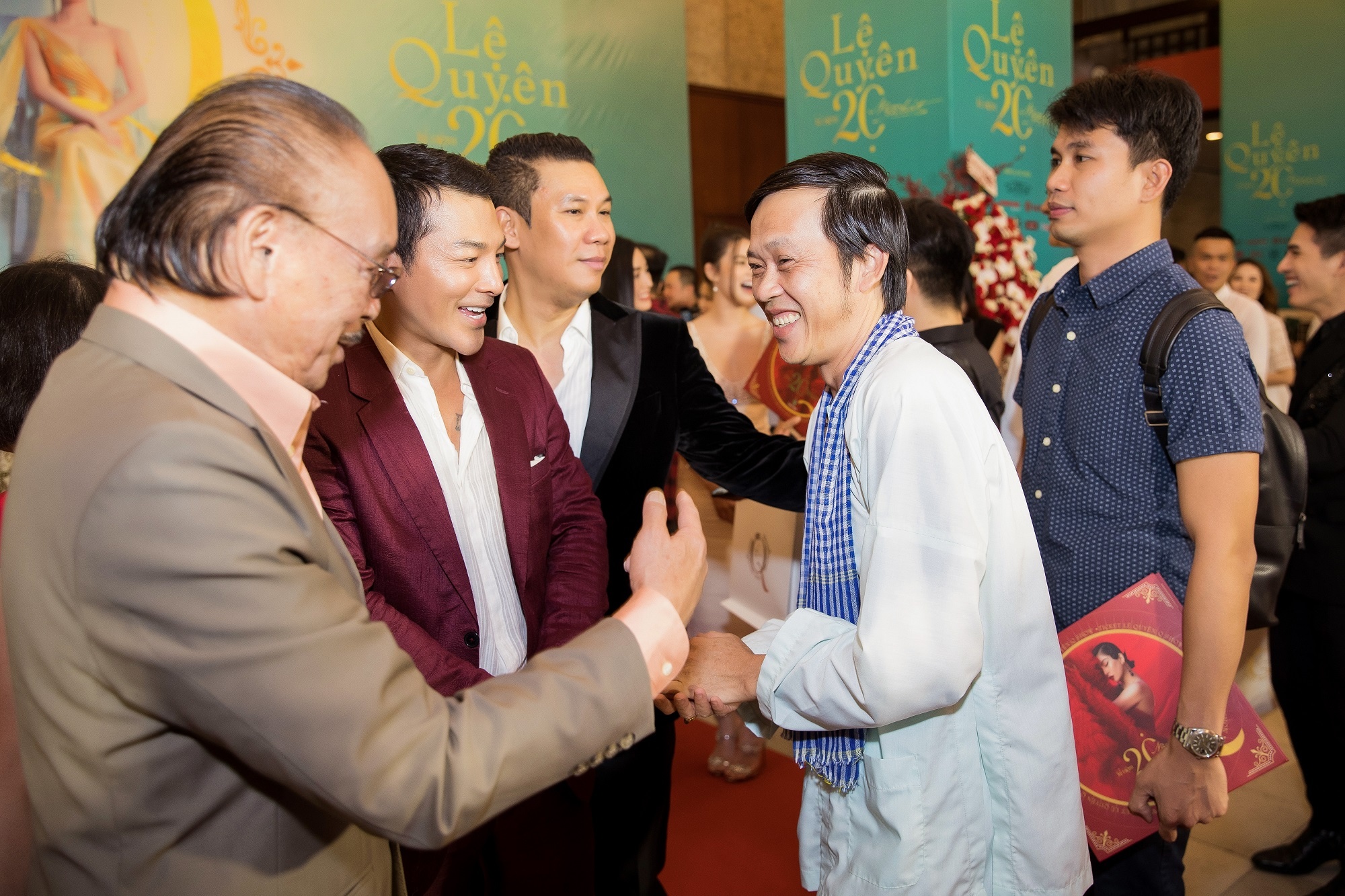 Hoai Linh di nghe Le Quyen hat anh 3