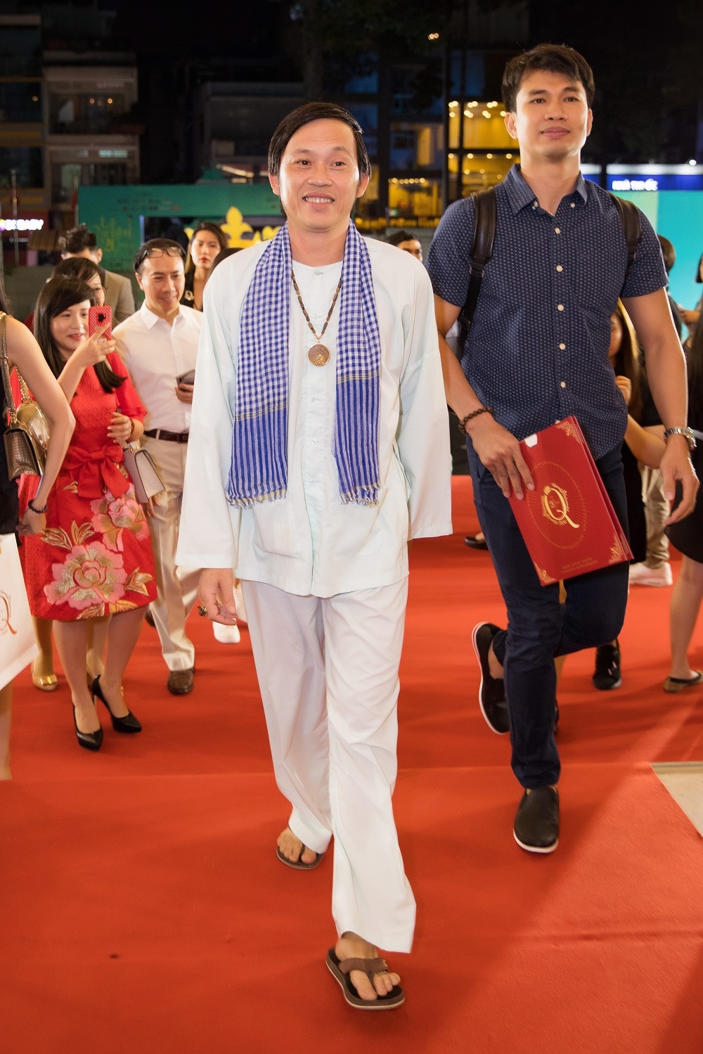 Hoai Linh di nghe Le Quyen hat anh 2