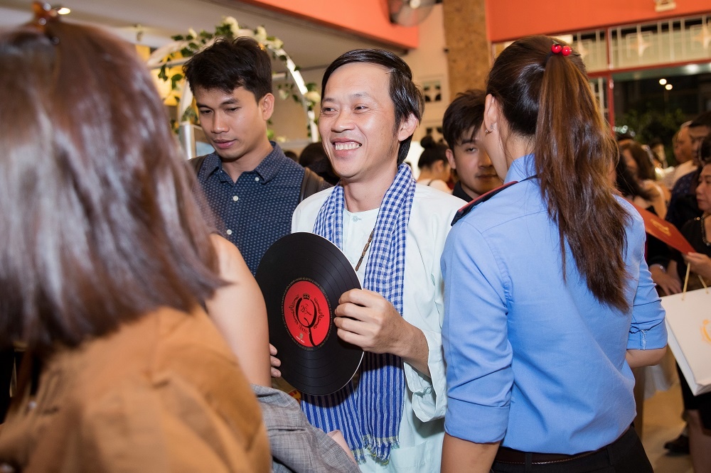 Hoai Linh mac ao ba ba cung dan sao du live show bac ty cua Le Quyen hinh anh