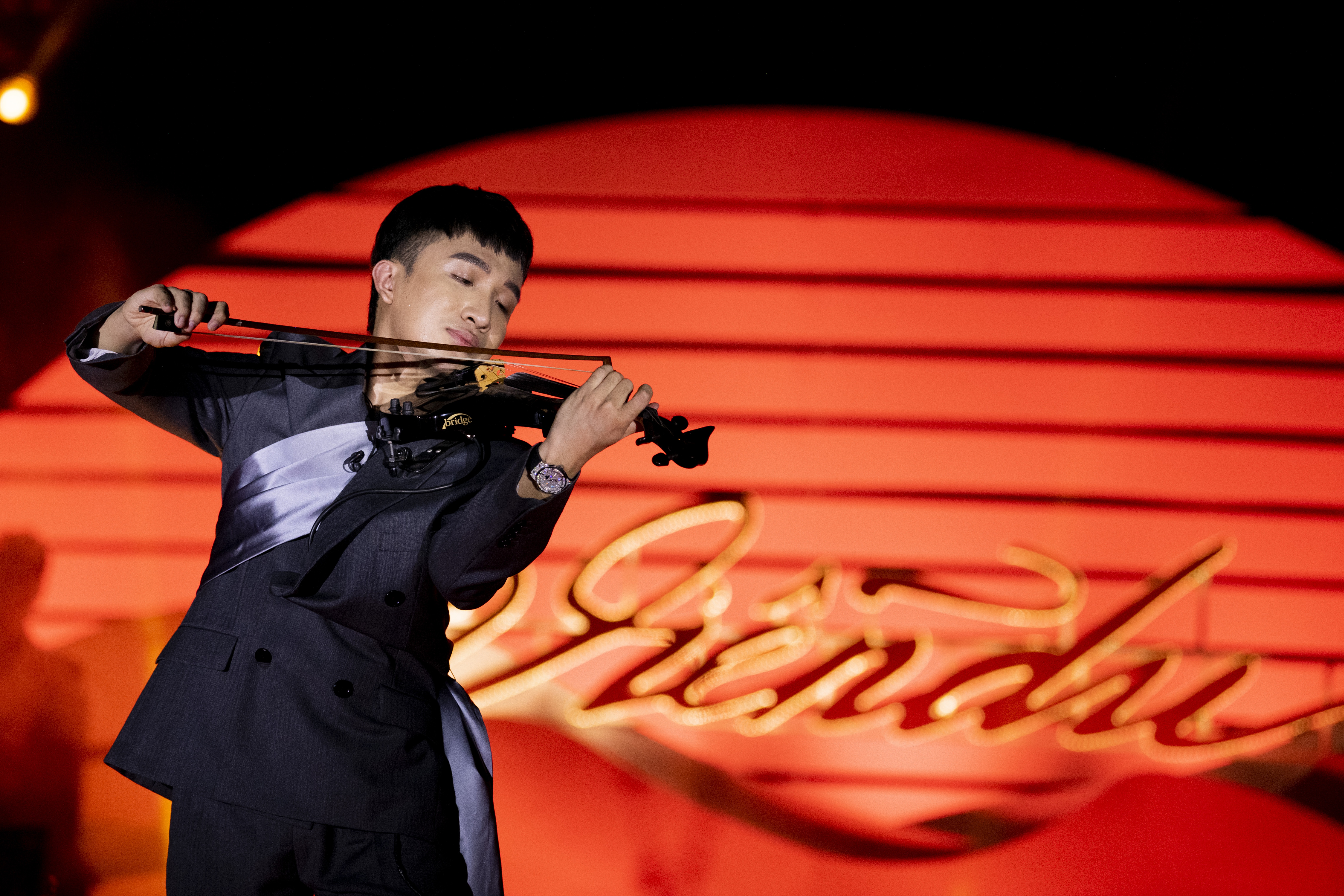 Tieng dan lam chieu cua Hoang Rob hinh anh
