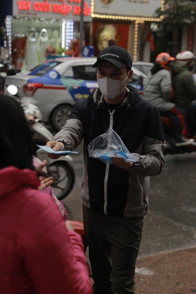 Xuan Bac phat khau trang anh 2