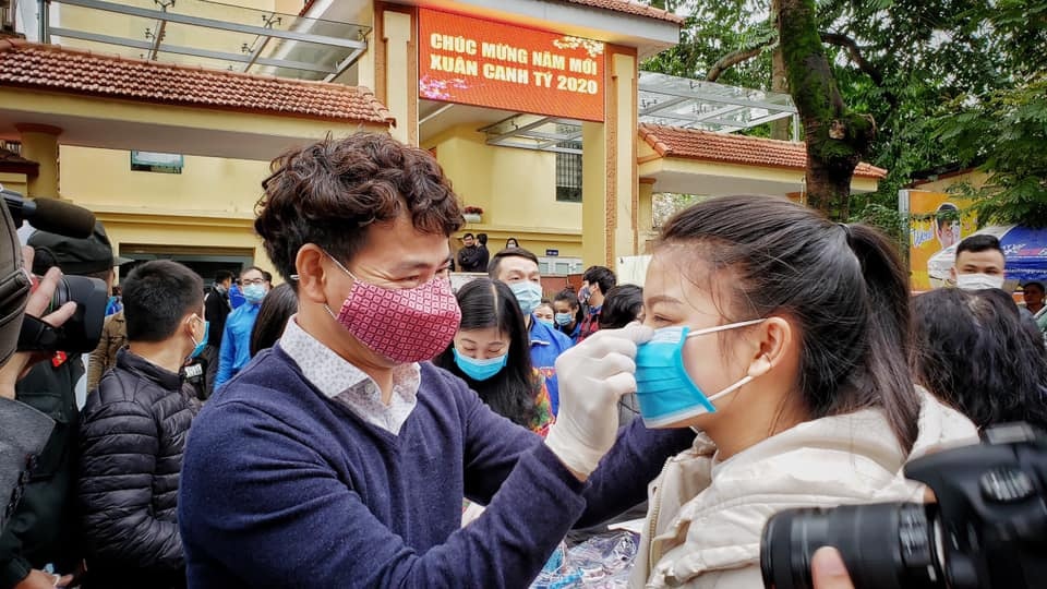 Xuan Bac, Khac Viet va nhieu nghe si xuong duong phat khau trang hinh anh