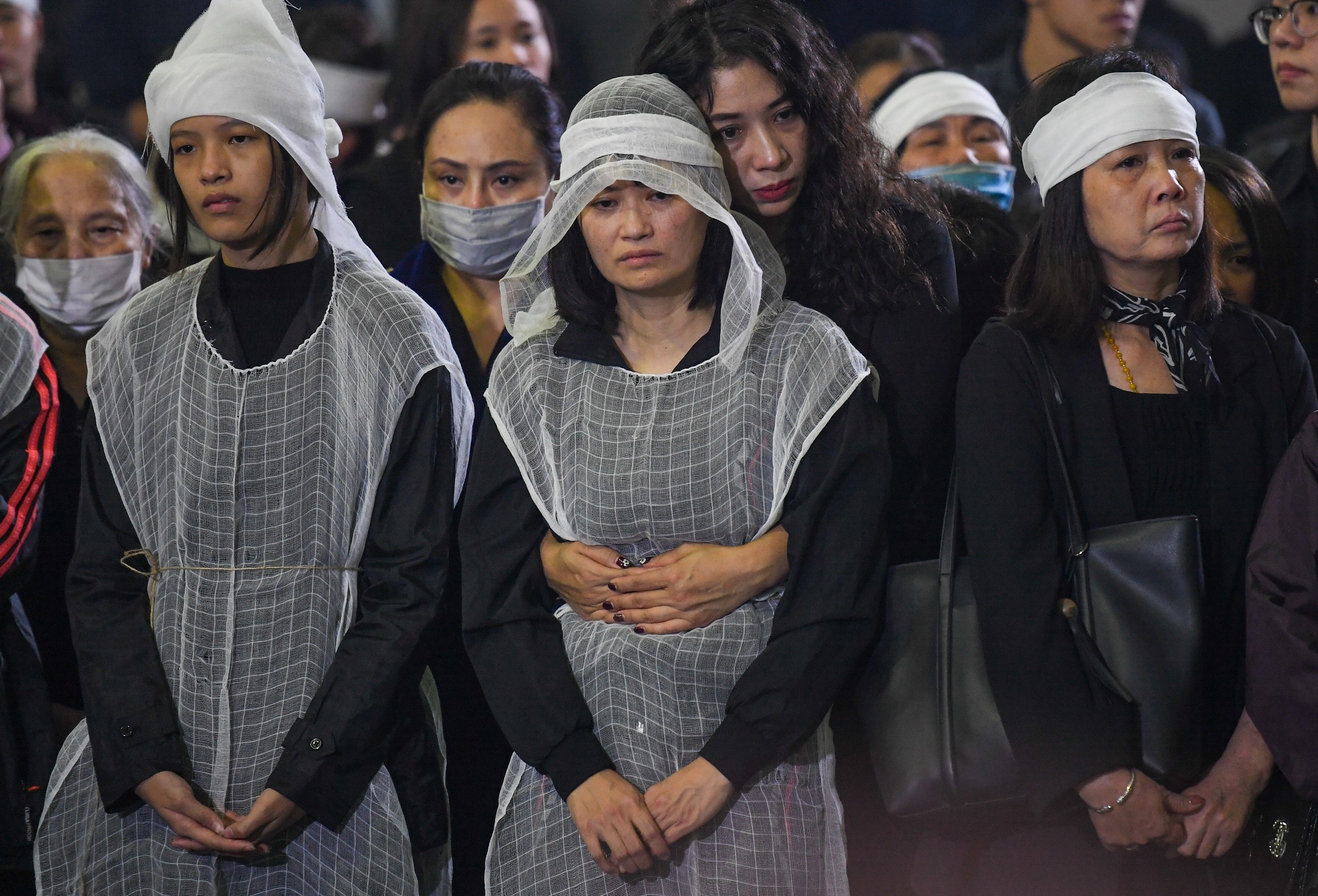 Nguoi than tien dua nghe si Vu Manh Dung ve noi an nghi hinh anh