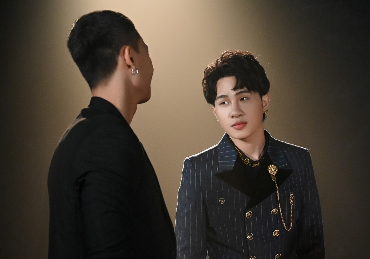 Trong MV 'La mot thang con trai', Jack lam gi voi binh dung dom dom? hinh anh