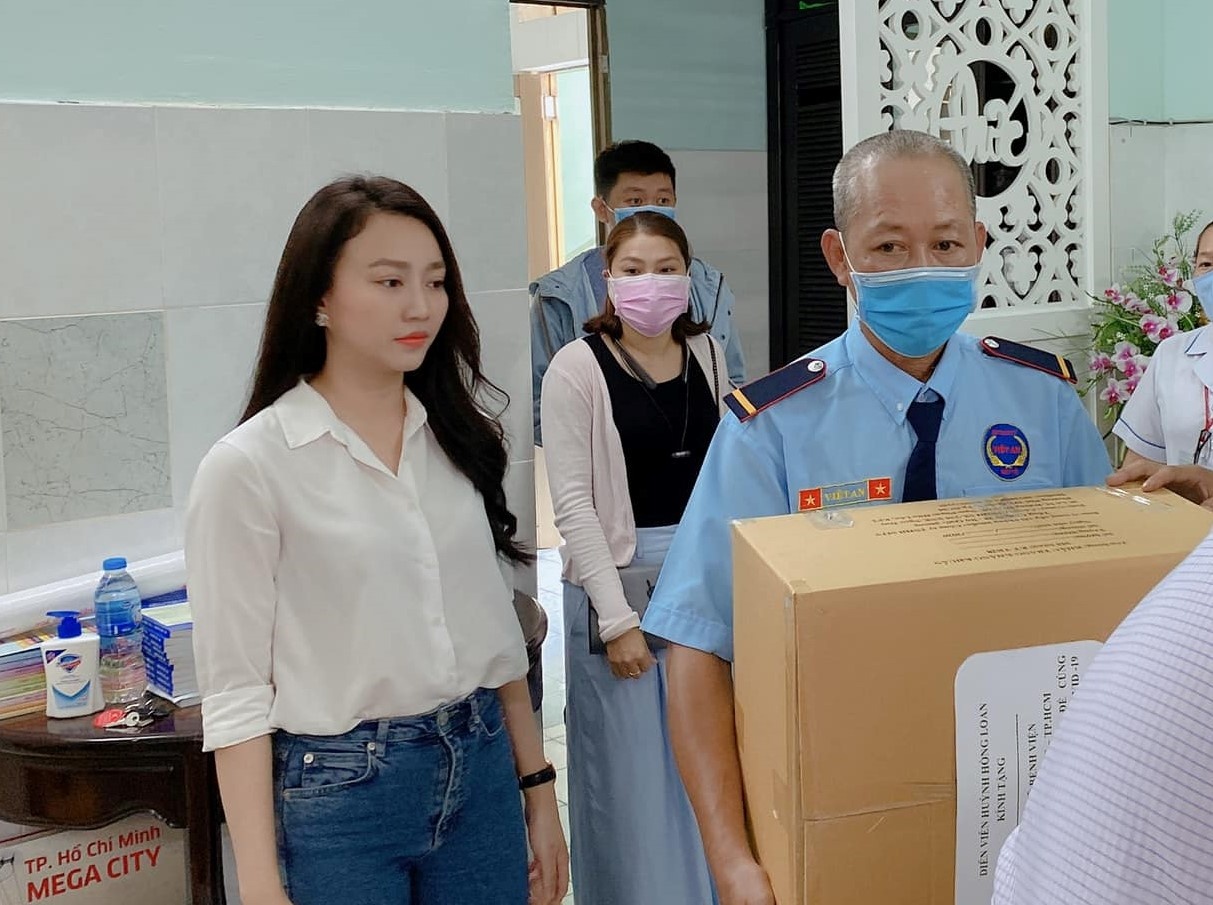 Huynh Hong Loan tang 3.000 khau trang cho benh vien hinh anh