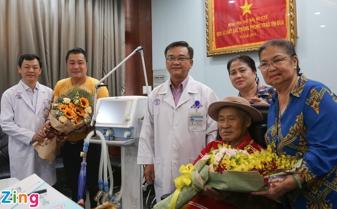 nghe si Viet ung ho tien cua chong dich anh 2