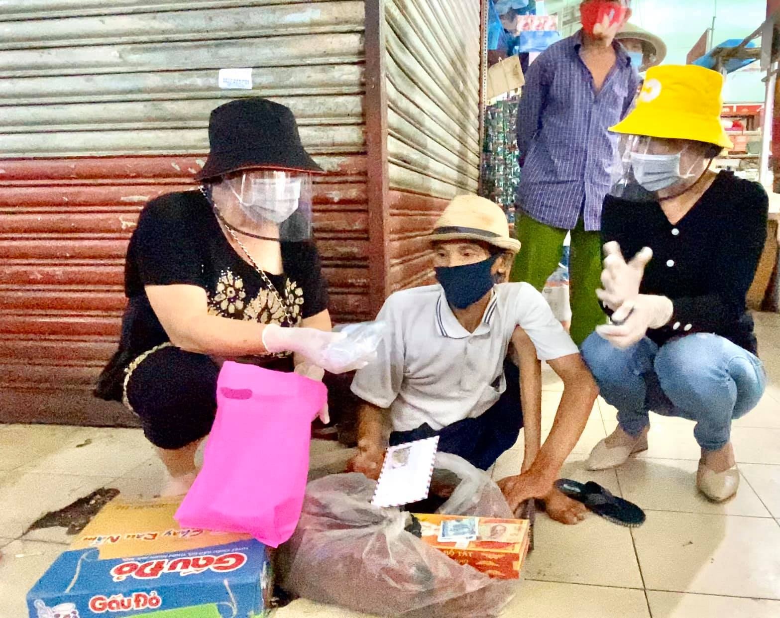 nghe si Viet ung ho tien cua chong dich anh 1