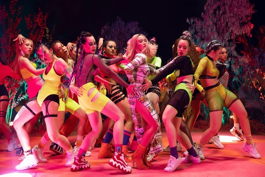 Ke cap gap ba gia anh 4