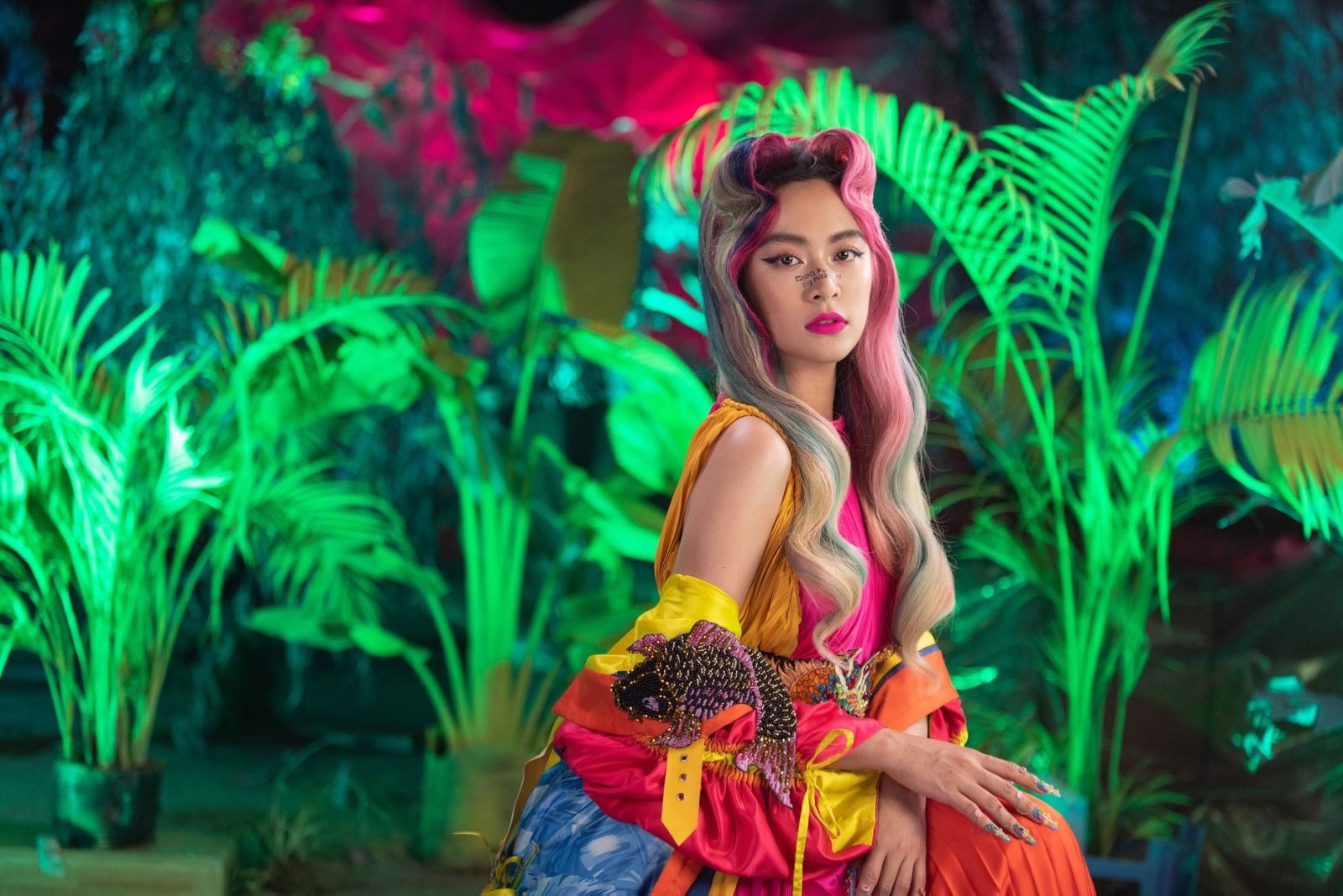 Ván bài Hoàng Thùy Linh ảnh 1 Van bai Hoang Thuy Linh anh 1