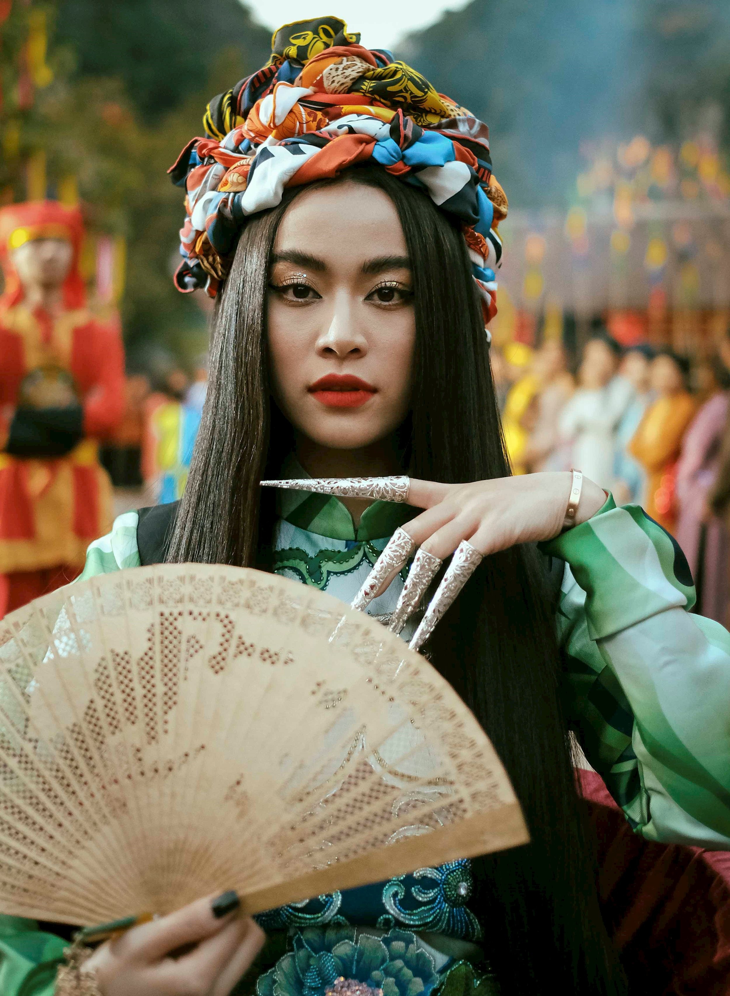 Ván bài Hoàng Thùy Linh ảnh 4 Van bai Hoang Thuy Linh anh 4