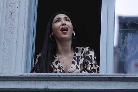 Danh ca mu khien trieu nguoi thon thuc va tieng hat ban cong la doi hinh anh