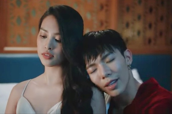 Bi kich nguoi noi tieng tu MV cua Erik hinh anh