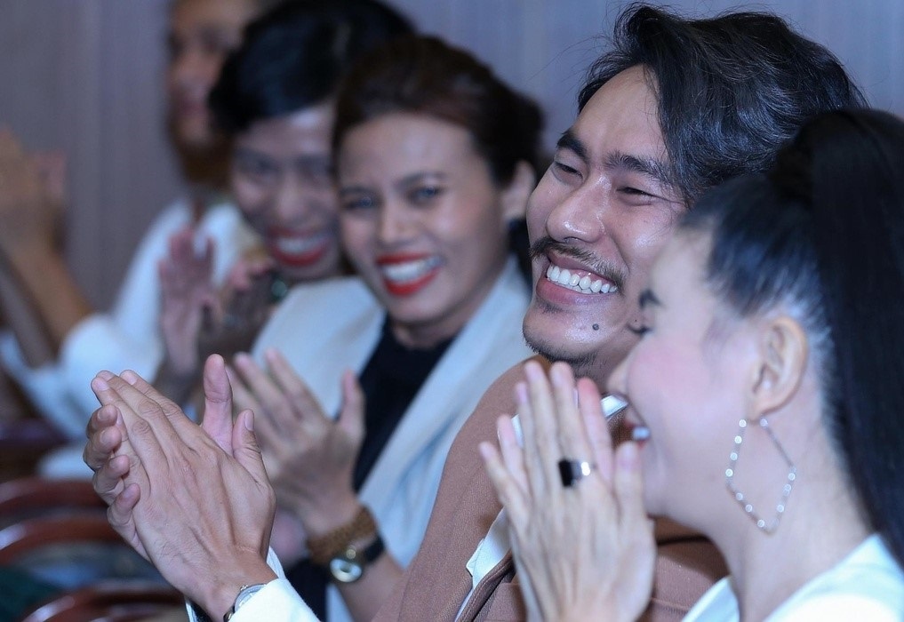 Kieu Minh Tuan nhan giai canh dieu vang anh 2