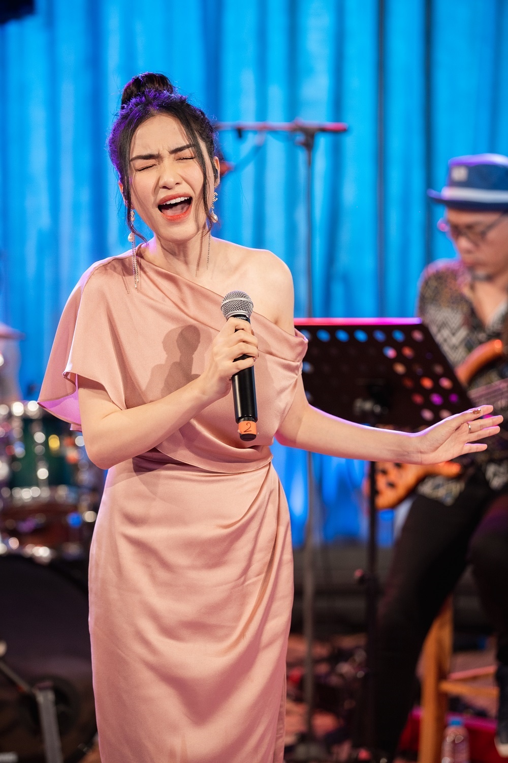 Hoa Minzy chung to hat live ra sao anh 2