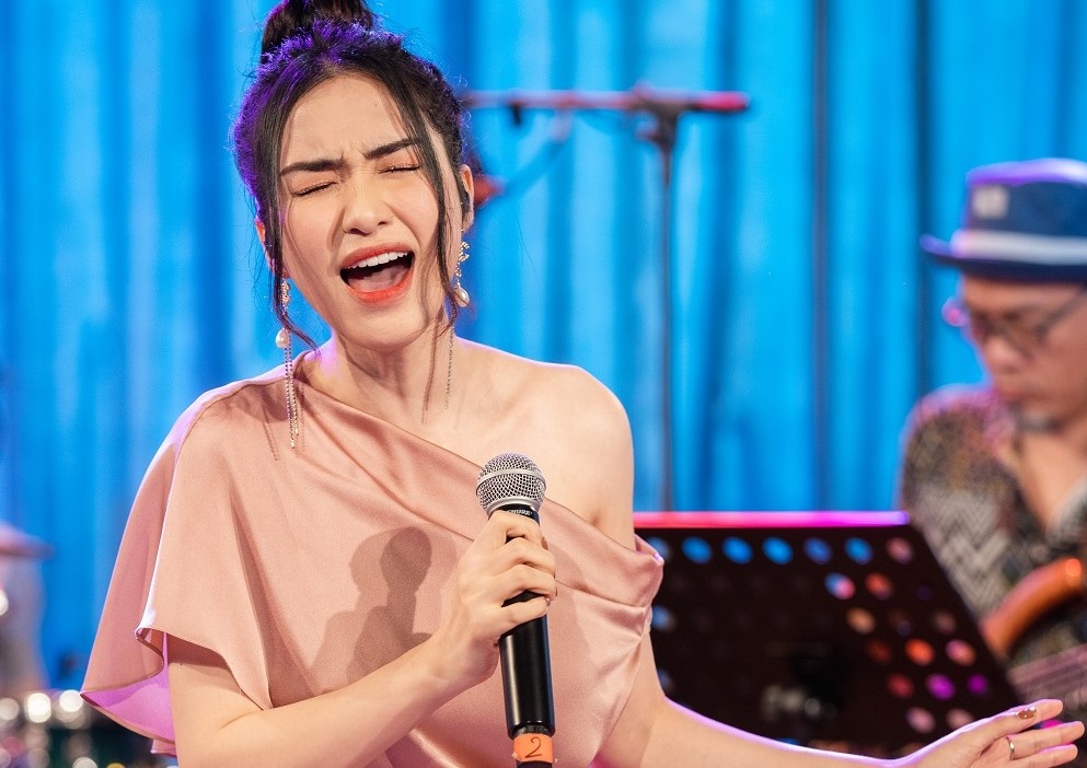 Bi che hat khong thuyet phuc, Hoa Minzy chung to hat live ra sao? hinh anh