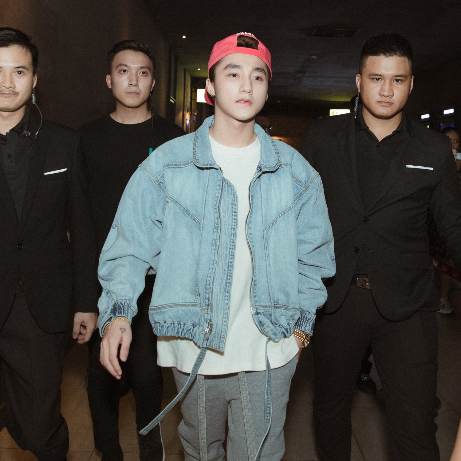 Son Tung cui nguoi cam on fan anh 1